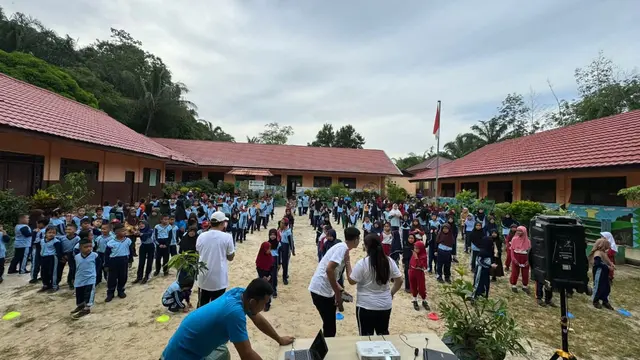 Otorita Ibu Kota Nusantara (Otorita IKN) menjalankan program Friday English Fun (FEF) di sejumlah SD di  Penajam Paser Utara. (Dok Otorita IKN)