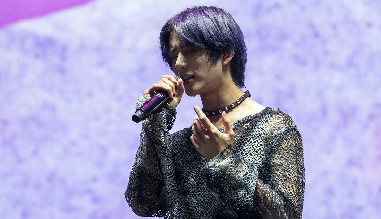 Beomgyu dari Tomorrow X Together tampil pada hari ketiga Festival Musik Lollapalooza di Grant Park, Chicago, Amerika Serikat, 30 Juli 2022. (Photo by Amy Harris/Invision/AP)