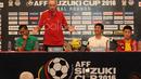 Alfred Riedl terlihat bercanda saat mengikuti press conference jelang Semifinal AFF Cup 2016 di Aston Hotel, Sentul, (2/12/2016). (Bola.com/Nicklas Hanoatubun)