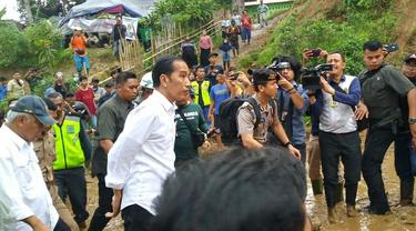 Jokowi Tinjau Lokasi Longsor di Sukajaya Bogor