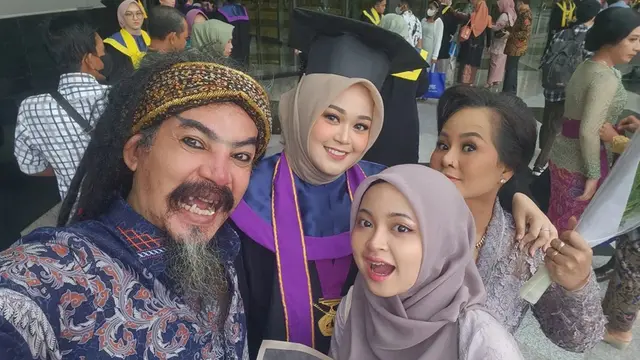 6 Potret Limbad Dampingi Anak Wisuda Jadi Sarjana Kedokteran, Bakal Lanjut S2
