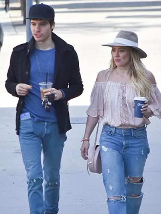 Duff dan Mathew tampak sedang asik berlibur di hotel San Ysidro Ranch. Keduanya terlihat sangat menimati kebersamaannya itu. Tidak hanya di hotel, namun mereka juga mengunjungi beberapa tempat. (doc.dailymail.com)