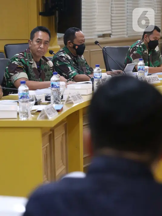 Panglima TNI Jenderal Andika Perkasa saat mengikuti rapat dengan Komite I DPD di Nusantara VI, Kompleks Parlemen MPR/DPR-DPD, Senayan, Jakarta, Selasa (8/2/2022). Rapat kerja ini membahas mengenai Pelaksanaan UU Nomor 43 Tahun 2008 tentang Wilayah Negara. (Liputan6.com/Angga Yuniar)