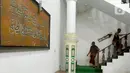Tak jarang pengendara yang sengaja berhenti untuk menyaksikan dan mengambil foto para Biksu. Lalu lintas di Jalur Pantura setempat pun tersendat. (merdeka.com/Arie Basuki)