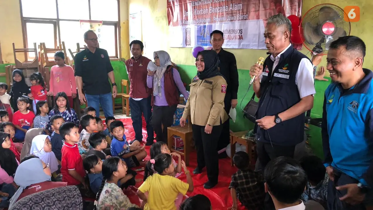 Kemensos RI saat meninjau posko pengungsian sekaligus trauma healing di Kampung Cihonje Desa Sukamaju Kecamatan Cikembar Kabupaten Sukabumi (Liputan6.com/Fira Syahrin).