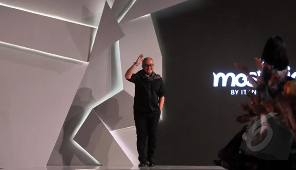 Desainer Itang Yunaz saat mengikuti ajang Indonesia Fashion Week 2015 di JCC Senayan, Jakarta, Sabtu (27/2/2015). (Liputan6.com/Panji Diksana)