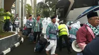 Jemaah haji embarkasi Jakarta mulai berangkat ke Tanah Suci (Liputan6.com/ Linus Sandi Satya)