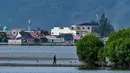 Hutan mangrove—yang juga dikenal dengan hutan bakau—tumbuh di daerah tropis dan subtropis di sepanjang garis pantai serta muara sungai. (CHAIDEER MAHYUDDIN/AFP)