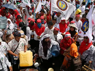 Persatuan Guru Seluruh Indonesia mengelar Aksi di Gedung DPR/MPR, Jakarta, Kamis (12/1). Dalam aksinya mereka menuntut kenaikan upah dan mendesak pemerintah kususnya DPR agar tidak melakukan diskriminasi terhadap guru swasta. (Liputan6.com/Johan Tallo)
