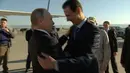 Presiden Suriah Bashar Assad memeluk Presiden , Vladimir Putin saat tiba di pangkalan udara Hemeimeem di Suriah (11/12). (Presidential TV photo via AP)