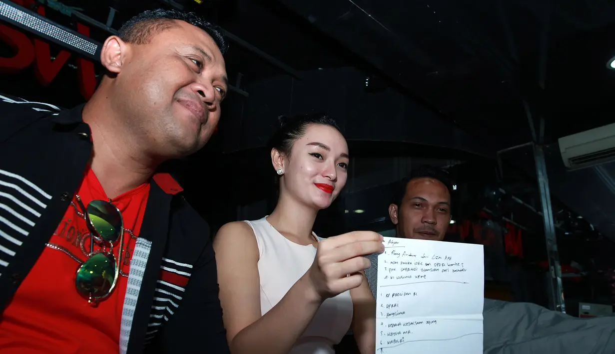 "Menurut Neng ya itu sudah resikonya publik figur, jadi ya pokoknya intinya apapun yang terjadi dalam hidup Neng, Neng terima dengan ikhlas, dan Neng jalanin apapun itu," lanjutnya. (Deki Prayoga/Bintang.com)