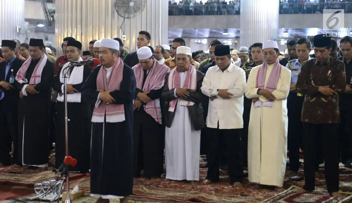 Presiden Joko Widodo (kanan) menunaikan ibadah Salat Jumat di Masjid Istiqlal, Jakarta, Jumat (2/3). Usai melaksanakan salat Jumat, Presiden bersama dengan jemaah lainnya turut mendirikan salat gaib. (Liputan6.com/Pool/Biro Pers Setpres)