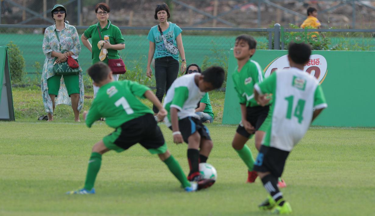 Dukungan orang tua saat menonton anaknya berlaga pada ajang MILO Football Championship 2018 di Lapangan Panahan GBK, Jakarta, (24/3/2018). Sekitar 128 Sekolah Dasar di Jakarta ikut ambil bagian pada ajang tersebut. (Bola.com/Nick Hanoatubun)