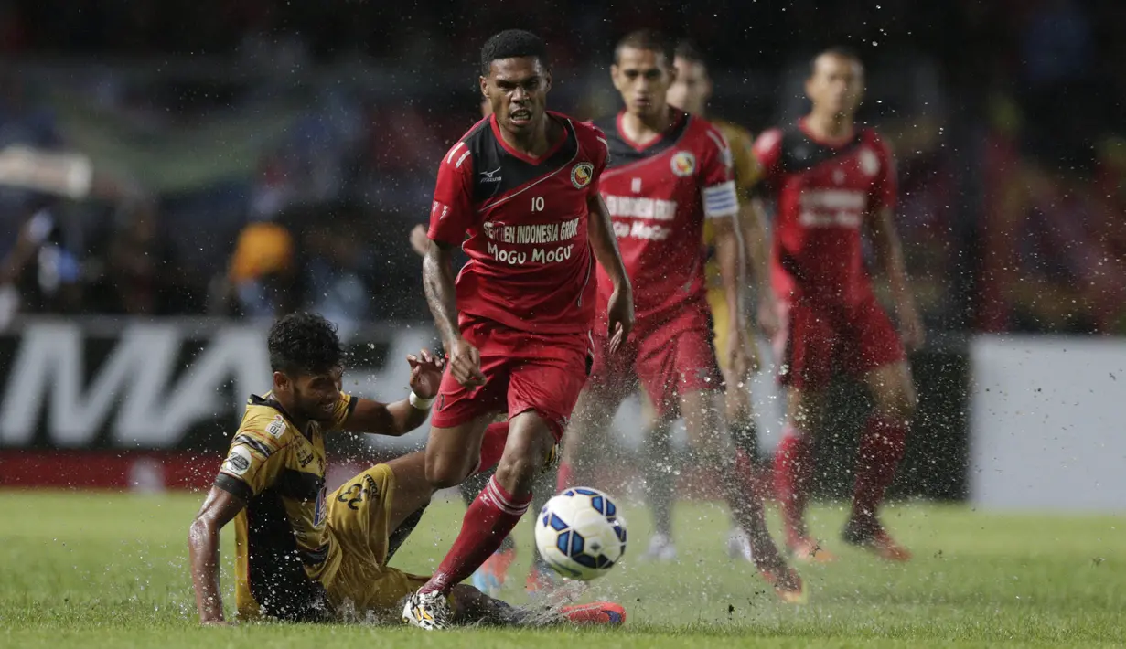 Gelandang serang Semen Padang, Vendry Mofu, menggiring bola melewati pemain Mitra Kukar pada laga final Piala Jenderal Sudirman. Semen Padang sempat unggul 1-0. (Bola.com/Vitalis Yogi Trisna)