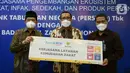 Dirut Bank BTN Haru Koesmahargyo (tengah), Direktur Consumer and Commercial Lending Hirwandi Gafar dan Ketua BAZNAS Noor Achmad foto bersama di Jakarta, Jumat (7/5/2021). BTN Syariah bersinergi dengan BAZNAS untuk mengembangkan ekosistem layanan zakat, infak, dan sedekah. (Liputan6.com/HO/BTN)