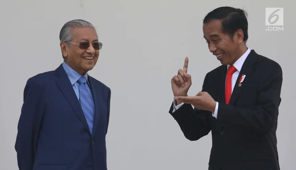Presiden Joko WIdodo (Jokowi) berbincang dengan Perdana Menteri Malaysia, Mahathir Mohamad di Istana Bogor, Jumat (29/6). Indonesia menjadi negara pertama yang dikunjungi secara resmi oleh PM Mahathir usai dilantik. (Liputan6.com/Angga Yuniar)