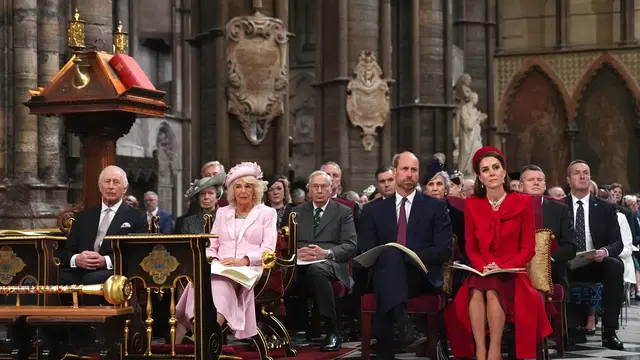 Kate Middleton Berbalut Gaun Merah Merona Saat Rayakan Hari Persemakmuran, Kenakan Ulang Kalung Mutiara