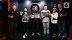 GM Business Development and Content IEG Bela Fonti, Jessica Christina (Juara 3), Tirta Suparjo (Juara 1), Frangky Yohanes (Juara 2), Direktur ATVI Melitina, dan GM Operation Eastern Promise Lens Teur We (kiri ke kanan) berfoto bersama usai memberikan hadian kepada para pemenang Darts National Competition Series 01 di Eastern Promise, Kemang, Jakarta, Sabtu (2/3/2024). (Liputan6.com/Angga Yuniar)