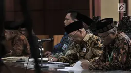 Pihak tergugat pembubaran Hizbut Tahrir Indonesia (HTI) saat menghadiri sidang di PTUN Jakarta, Senin (7/5). Mejalis hakim menilai SK Menkumham yang mencabut status badan hukum HTI sudah sesuai prosedur. (Merdeka.com/Iqbal Nugroho)