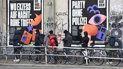 Antrean orang-orang untuk melakukan tes usap (swab test) COVID-19 di luar kelab malam KitKatClub yang legendaris di Berlin, Jerman, Jumat (4/12/2020). Ditutup selama delapan bulan terakhir karena pembatasan virus corona, kelab malam itu diubah menjadi pusat pengujian Covid-19. (Tobias SCHWARZ/AFP)