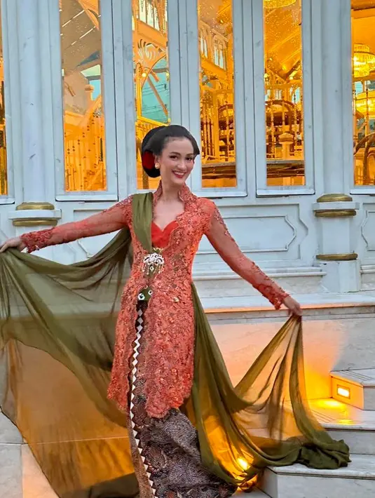 Kebaya semakin tampak mewah dengan aksen selendang hijau yang disematkan di salah satu sisi lengannya serasi dengan warna obinya. Ditambah pula aksesori bros keemasan besar di bagian perut.  [@adik710]
