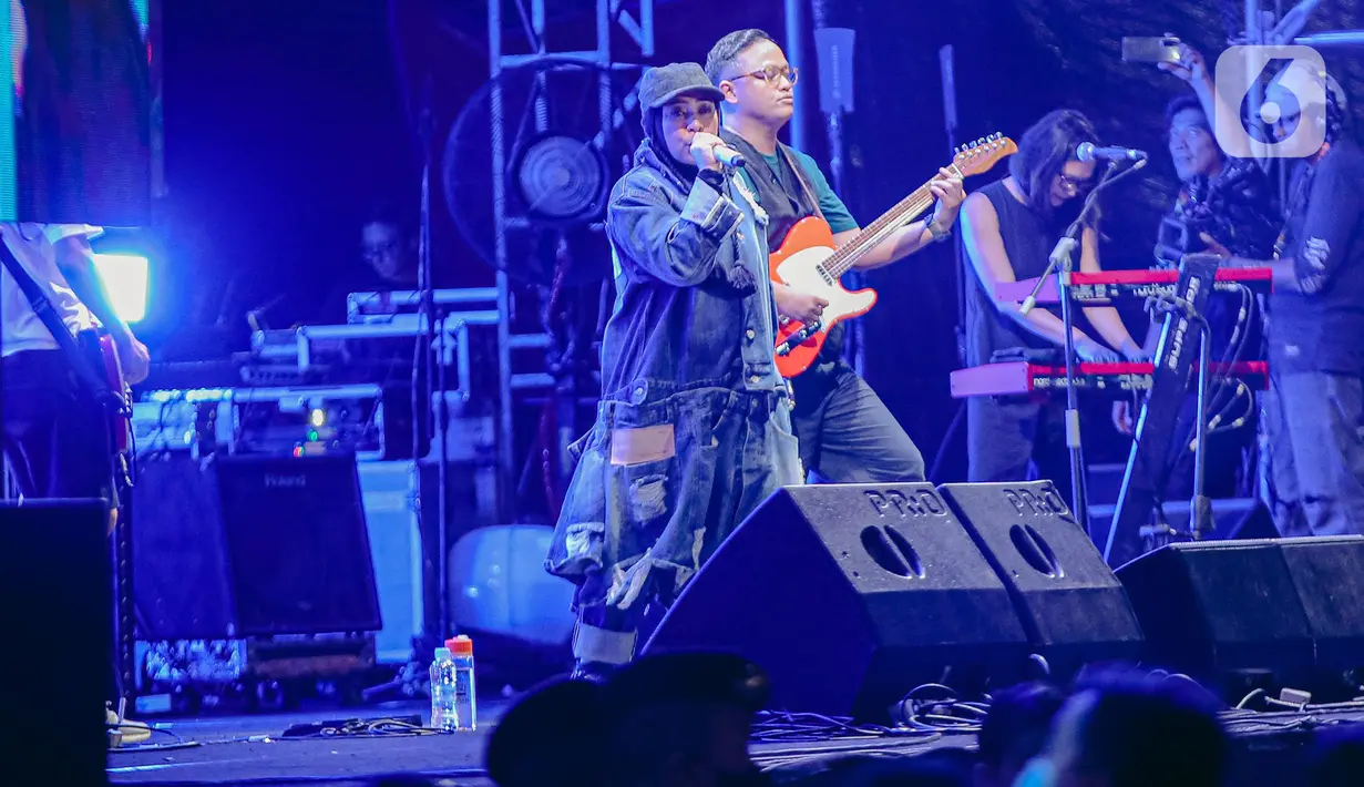 Grup musik Potret tampil pada hari kedua Synchronize Fest 2022 di Gambir Expo Kemayoran, Jakarta, Sabtu (8/10/2022). Beberapa musisi lain juga siap menggebrak panggung Synchronize Fest 2022 hari kedua, seperti Burgerkill, Voice of Baceprot, Alam Mbah Dukun, hingga Denny Caknan. (Liputan6.com/Faizal Fanani)