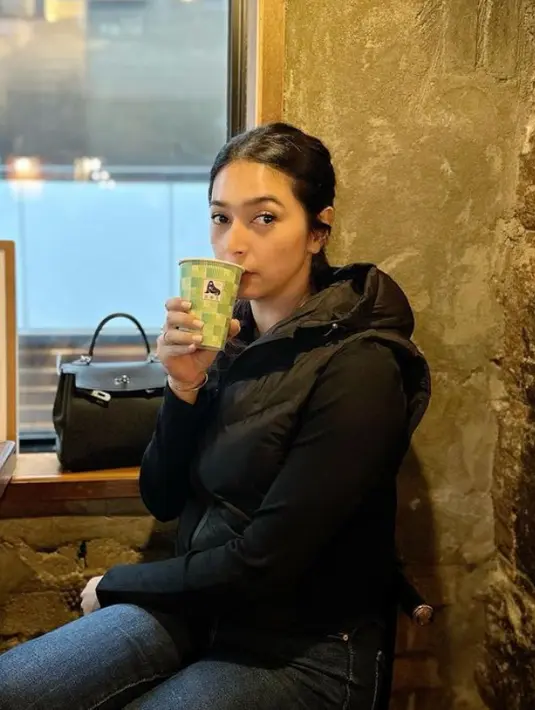 <p>Wajahnya pun tampil natural dengan gaya rambut yang diikat. [@nsyakieb85]</p>