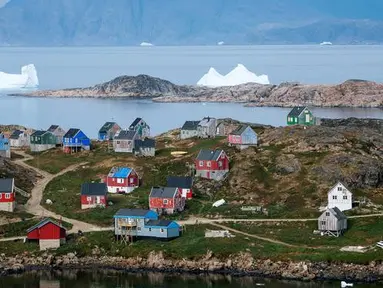 Pemandangan Desa Kulusuk di Kota Sermersooq, Greenland, Denmark, 19 Agustus 2019. Desa Kulusuk adalah wilayah terpencil di Greenland. (Jonathan NACKSTRAND/AFP)
