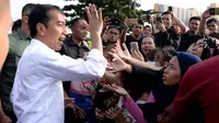 Presiden Jokowi bagikan sembako bagi warga  di Kecamatan Tambora, Jakarta Barat. (Setpres)