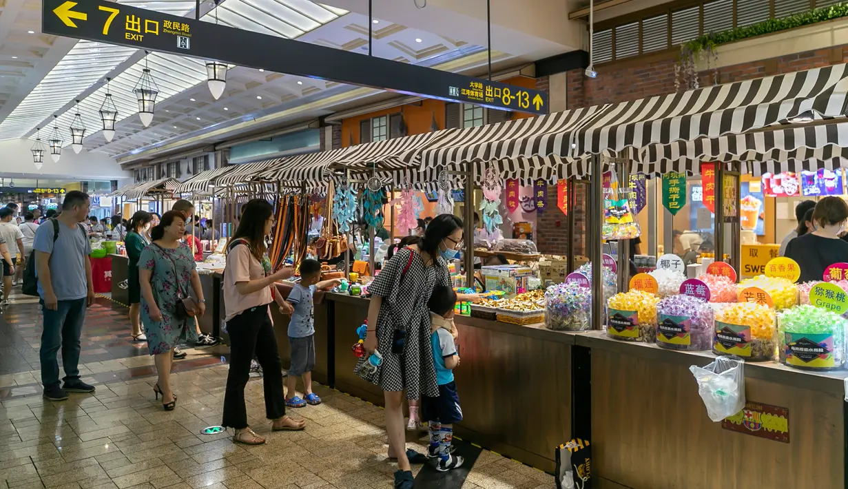 Orang-orang berbelanja di sebuah pasar malam di Shanghai, China timur, pada 15 Juni 2020. Guna mendorong aktivitas perekonomian malam hari di kota tersebut, festival malam digelar di Shanghai sejak awal Juni lalu dengan mengadakan lebih dari 180 aktivitas bertema. (Xinhua/Wang Xiang)