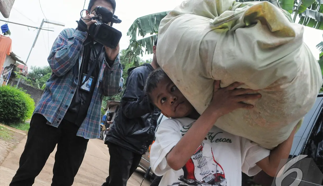 Sony Wakwaw membawa barangnya saat pindah rumah. Foto diambil pada Kamis (4/12/2014). (Liputan6.com/Herman Zakharia)