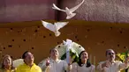 Wali Kota Quezon City Joy Belmonte (kedua dari kanan) melepaskan merpati putih dalam upacara peringatan 37 tahun kudeta hampir tak berdarah yang dikenal sebagai revolusi "People Power" untuk menggulingkan mendiang diktator Filipina Ferdinand Marcos dari kekuasaan 20 tahun di Monumen Kekuatan Rakyat, Kota Quezon, Filipina, Sabtu (25/2/2023). Ini adalah tahun pertama menandai peristiwa tersebut di bawah pemerintahan Marcos Jr. (AP Photo/Aaron Favila)