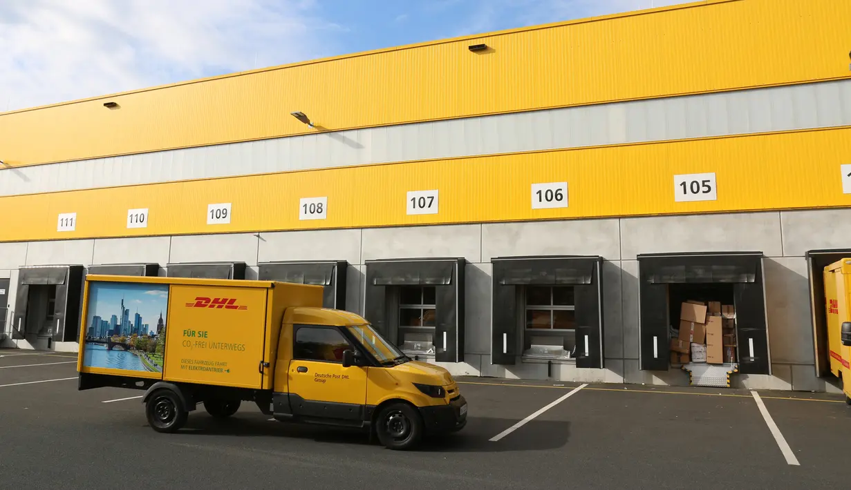 Sebuah van listrik Streetscooter terparkir di depan gudang kantor pos Jerman, Deutsche Post di Frankfurt am Main, 21 Juli 2018. Kantor pos Jerman mengganti armada mobil untuk mengirimkan surat dan paket dengan mobil van listrik. (Yann Schreiber/AFP)