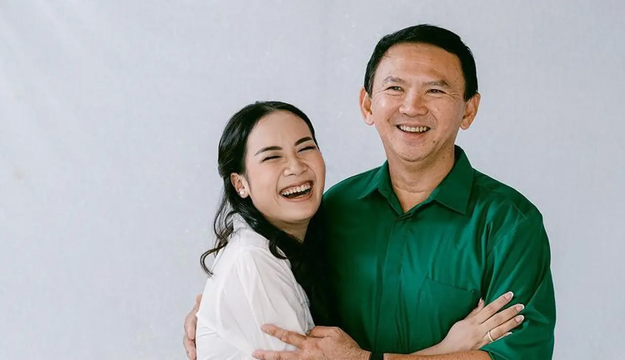 Gaya rambutnya semakin menawan dengan tatanan rambut ikat setengah, yang menjadikan gaya rambutnya semakin memesona dan memancarkan kesan keibuan.  (Foto: Victoria Makeup Atelier/ Instagram)