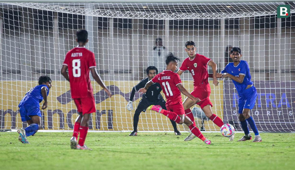 Pemain Timnas Indonesia U-20, M Riski Afrisal berusaha melepaskan tendangan ke arah gawang Maldewa pada laga Grup F Kualifikasi Piala Asia U-20 2025 di Stadion Madya, Senayan, Jakarta, Rabu (25/09/2025). (Bola.com/Bagaskara Lazuardi)