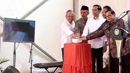 Presiden Jokowi didampingi Menteri PUPR Basuki Hadimuljono meresmikan pengoperasian Waduk Nipah di Sampang, Madura, Jatim, Sabtu (19/3). Waduk ini diharapkan bisa mengairi 1.150 hektare sawah irigasi. (Setpres/Cahyo)