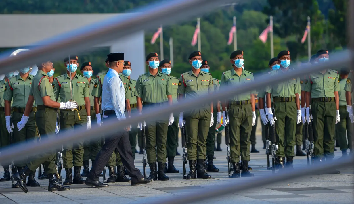 Pasukan kehormatan mengikuti latihan jelang Hari Kemerdekaan Malaysia di Putrajaya, Malaysia (28/8/2020). Malaysia akan merayakan hari kemerdekaannya pada 31 Agustus. (Xinhua/Chong Voon Chung)