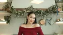 Agatha Pricilla tampil mengenakan off shoulder merah lengan panjang dipadukan bawah hitam. Ia melengkapi tampilannya dengan anting-anting bunga mawar besar. [@agthpricilla]