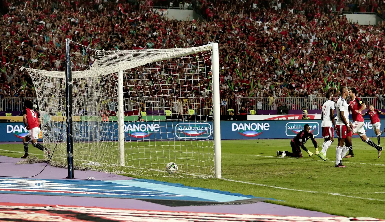 Pemain timnas Mesir, Mohamed Salah (kiri) merayakan gol ke gawang Kongo pada pertandingan Kualifikasi Piala Dunia 2018 zona Afrika di Stadion Borg el-Arab, Minggu (8/10). Mesir menang 2-1 berkat dua gol dari Salah. (AP/Nariman El-Mofty)