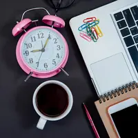 Seorang pebisnis harus pandai membagi waktu dengan baik. (Foto: Freepik/jcomp)