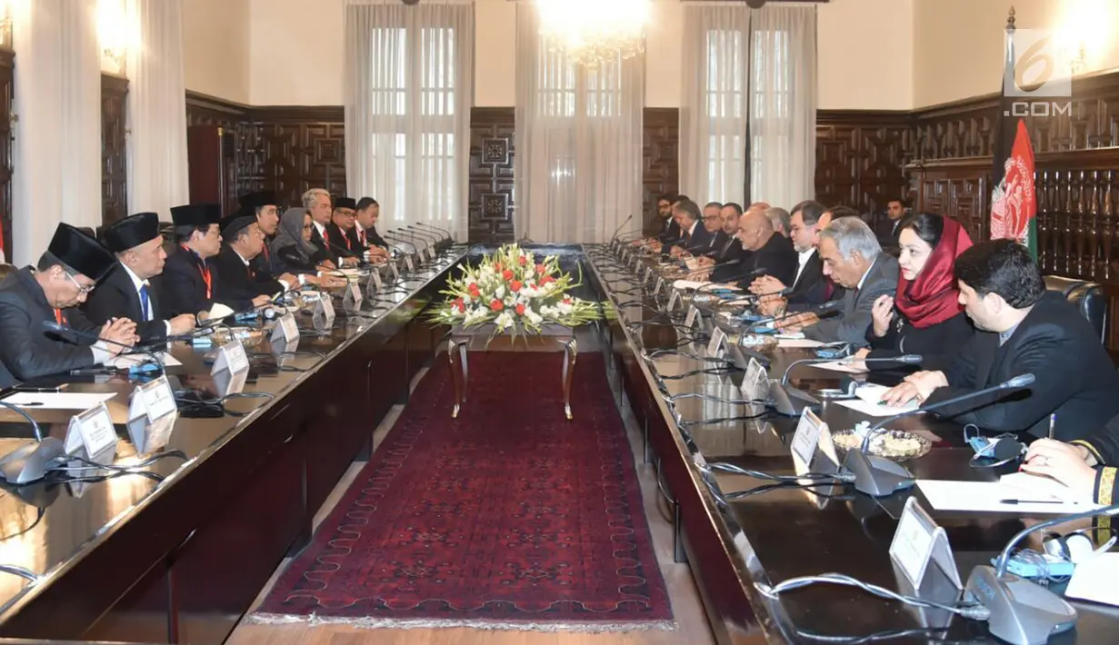 Presiden Jokowi dan Presiden Afganistan Ashraf Ghani menggelar pertemuan bilateral di Istana Presiden Arg, Kabul, Senin (29/1). Pertemuan membicarakan kerjasama di bidang politik, keamanan, dan ekonomi. (Liputan6.com/Pool/Biro Pers Setpres)