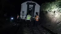 Salah satu gerbong Kereta Api (KA) Lodaya Tambahan keberangkatan Solo Balapan menuju Bandung mengalami anjlok di KM 193 - 192 antara Stasiun Lebakjero dan Stasiun Nagreg. (Dok. Basarnas)