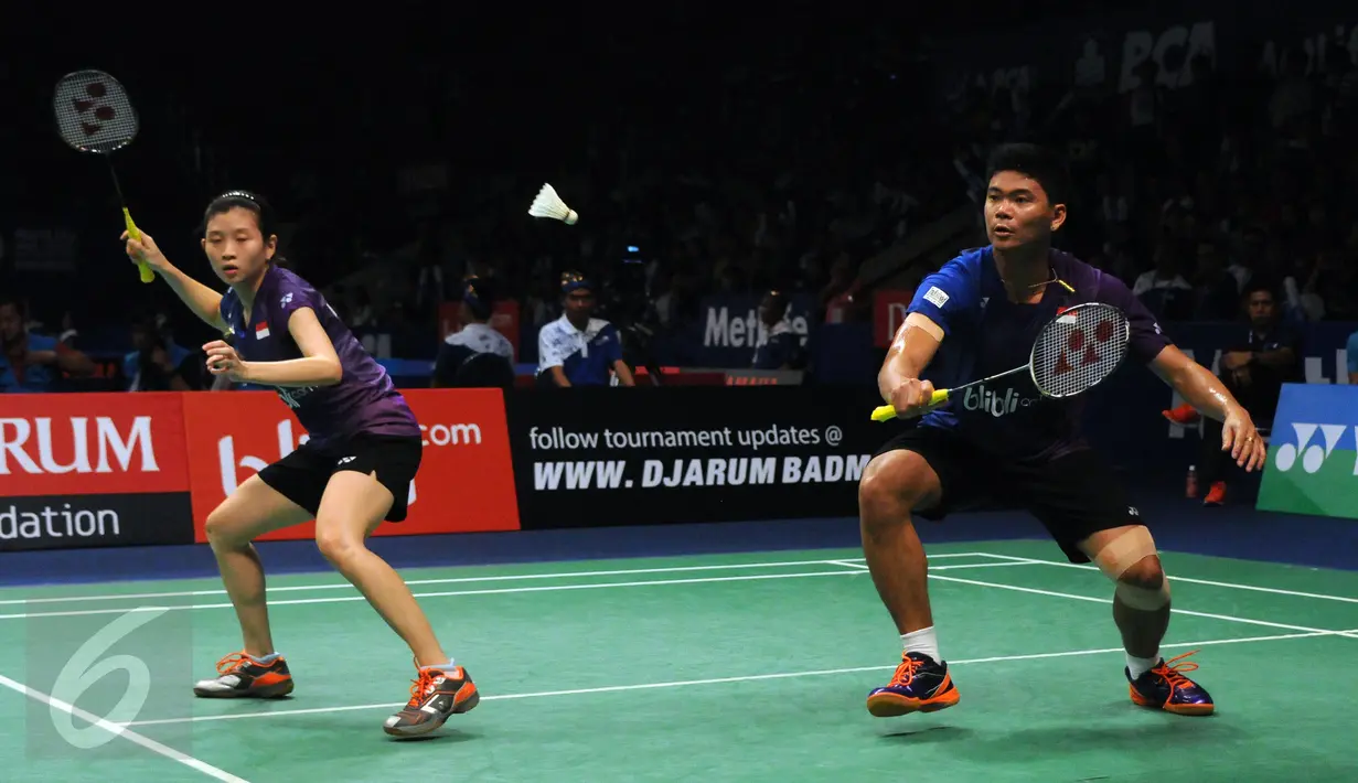 Pebulutangkis ganda campuran Indonesia, Praveen Jordan/Debby Susanto mengembalikan bola ke arah Lu Kai/Huang Yaqiong (China) di BCA Indonesia Open 2016 di Istora Senayan, Jakarta, Selasa (31/5/2016). Praveen Jordan/Debby Susanto kalah 15-21, 10-21