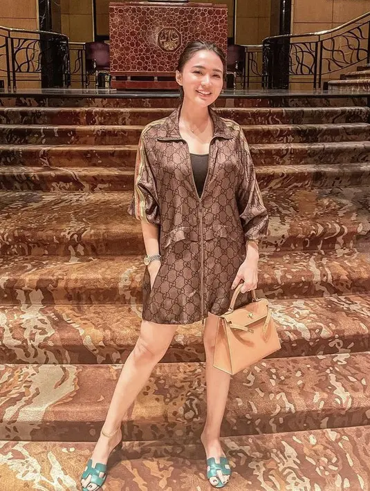 Selanjutnya ada Wika Salim tampil santai dengan jaket dengan Guccinya yang dijadikan mini dress. Ia pun menbawa tas Hermesnya. @wikasalim