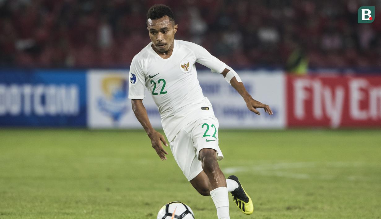 Gelandang Timnas Indonesia, Todd Rivaldo, menggiring bola saat melawan Qatar pada laga AFC U-19 Championship di SUGBK, Jakarta, Minggu (21/10). Indonesia kalah 5-6 dari Qatar. (Bola.com/Vitalis Yogi Trisna)