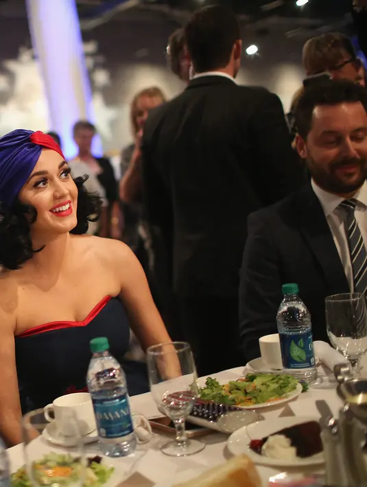 Katy Perry di acara makan malam perayaan tahunan Partai Demokrat Jefferson-Jackson di Des Moines, ibu kota negara bagian Midwestern AS. Dukungan Katy Perry untuk istri mantan Presiden Bill Clinton memang telah diketahui secara luas. (AFP/Bintang.com)