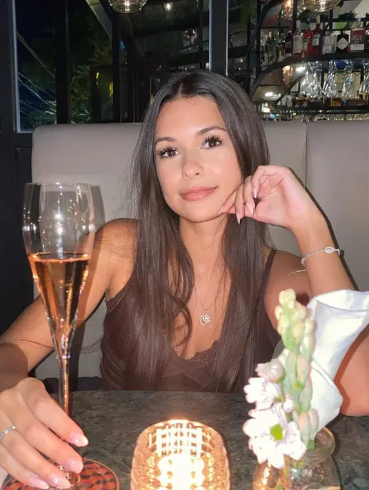 Melalui berbagai foto yang dibagikan, penampilan Ria Andrews pun tak luput dari perhatian. Meski gaya busananya sederhana, namun dia pandai memadu padankannya sehingga terlihat lebih menawan. Wanita yang hobi traveling ini juga memiliki body goals, sehingga cocok memakai berbagai model busana. (Liputan6.com/IG/@ria.travelwithmeri)