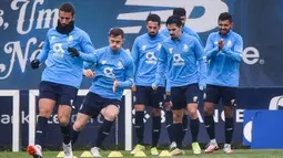 Para pemain FC Porto mengambil bagian dalam sesi latihan jelang menghadapi Atletico Madrid pada pertandingan Grup B Liga Champions di tempat latihan FC Porto Olival, Vila Nova de Gaia, Portugal, 6 Desember 2021. (MIGUEL RIOPA/AFP)