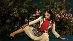 Walaupun telah menginjak usia ke-29 tahun, Marshanda masih memiliki wajah yang cantik dan masih cocok dianggap anak remaja. Namun, beberapa kali foto ia unggah foto tengah menggunakan makeup tebal yang membuatnya semakin memesona. (Liputan6.com/IG/@marshanda99)