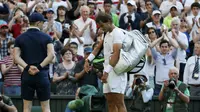 TERSINGKIR - Rafael Nadal tersingkir dari turnamen Wimbeldon 2015. ( REUTERS/Stefan Wermuth)